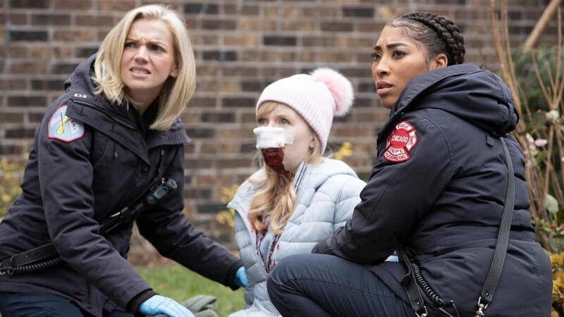 Heftiger Zusammenstoss mit einer Drohne: Kara Killmer als Sylvie Brett (l.), Adriyan Rae als Gianna Mackey (r.) – Bild: SRF/​NBC Universal