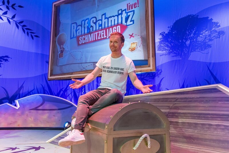 In seinem Bühnenprogramm „Ralf Schmitz live! Schmitzeljagd“ nimmt Comedian Ralf Schmitz die Zuschauer mit auf einen Parforceritt durch die Stolperfallen des alltäglichen Lebens und schenkt uns die Einsicht, dass sich die Suche nach dem individuellen Glück am besten von ihrer komischen Seite angehen lässt. – Bild: TVNOW /​ Bernd-Michael Maurer