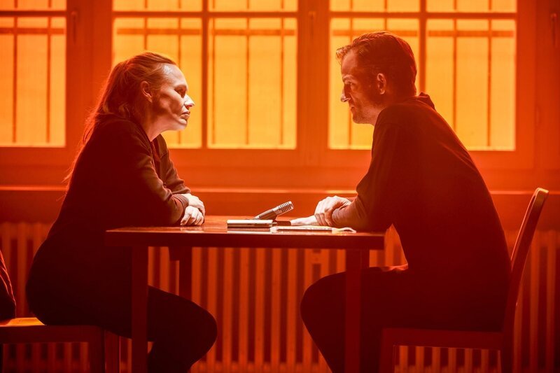 Kommissarin Jana Lebowski (Anja Schneider) verhört Peter Klettmann (Torben Liebrecht). Er hat seine Frau Anna an ihrem Geburtstag ermordet. – Bild: ZDF /​ ORF /​ Walter Wehner