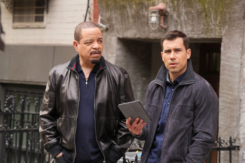 Odafin Tutuola (l. Ice-T) und Joe Velasco (r. Octavio Pisano) – Bild: RTL /​ © 2021 Universal Network Television LLC