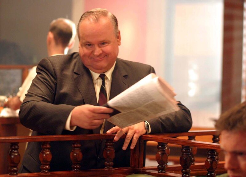 Jim gibt Daniel eine neue Zeitung. – Bild: RTL II