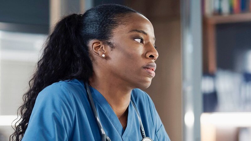 Transplant – Ein besonderer Notarzt Staffel 2 Folge 2 Die Assistenzärztin verfolgt hohe Ziele: Ayisha Issa als June Curtis – Bild: SRF/​2021 Sphere Media 2020 inc.
