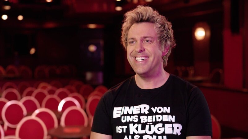 Comedian Sascha Grammel erzählt Anekdoten zu seinen Puppen und erklärt, wie sein Comedy-Programm entsteht. – Bild: TVNOW