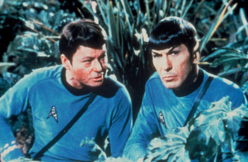 Star Trek TOS, Raumschiff Enterprise, Idee Gene Roddenberry USA 1966⁠–⁠1969, Darsteller  Season: 02 Episode: 038 1967⁠–⁠68 Episodic Photo – Spock (Leonard Nimoy) and Dr. McCoy (DeForest – Bild: AXN Sci-fi