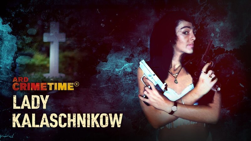 ARD/​SWR LADY KALASCHNIKOW – DIE DRÜCKER-MAFIA AUS DEM WESTERWALD, am Montag (01.09.25) um 23:50 Uhr im ERSTEN. Keyvisual: Frau mit zwei Pistolen in den vor der Brust verschränkten Händen, Grabkreuz, Schriftzug – Bildcollage. Das brutale System der Drückerkolonnen in den 1990er Jahren erinnert an moderne Sklaverei und Mafiamethoden. – Bild: SWR/​Februar Film