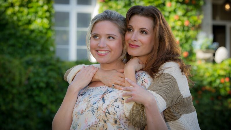 Caroline Maria Frier (li.) und Nadine Schori (re.) in „Rosamunde Pilcher: Rundum glücklich“. – Bild: port.hu