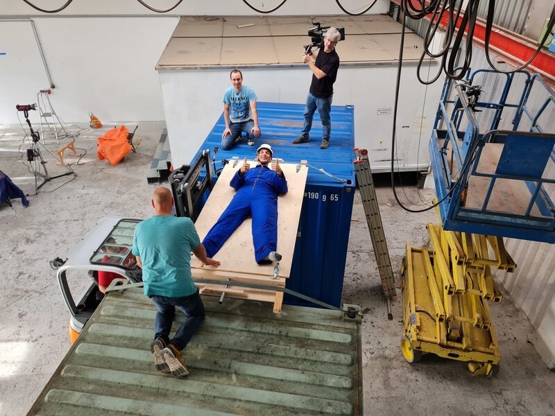 Eric klebt fest! „PUR+“-Moderator Eric Mayer macht ein waghalsiges Experiment, um zu testen, wie gut biobasierte Kleber haften! Kopfüber soll er an einem Brett festgeklebt in luftiger Höhe hängen. Wie lange wird er kleben bleiben? – Bild: Eva Werdich /​ ZDF
