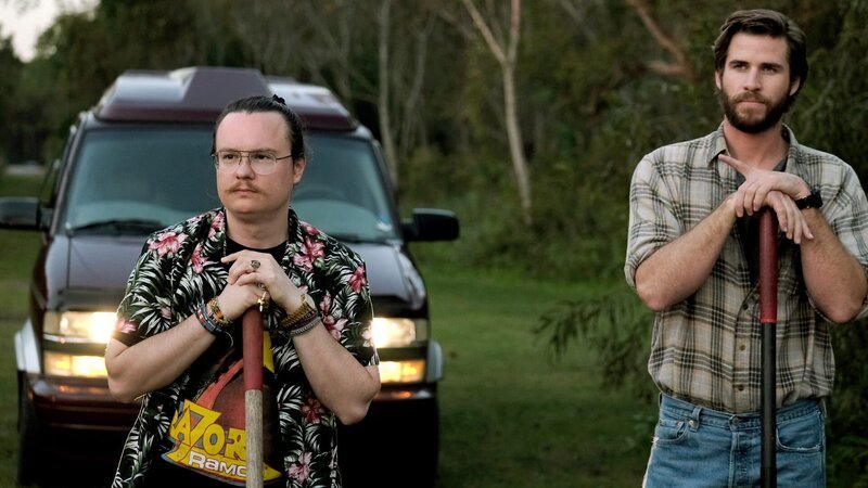Kyle (Liam Hemsworth, re.) und Swin (Clark Duke, li.) arbeiten für Drogenboss Frog, ohne diesen je getroffen zu haben.. – Bild: RTLZWEI