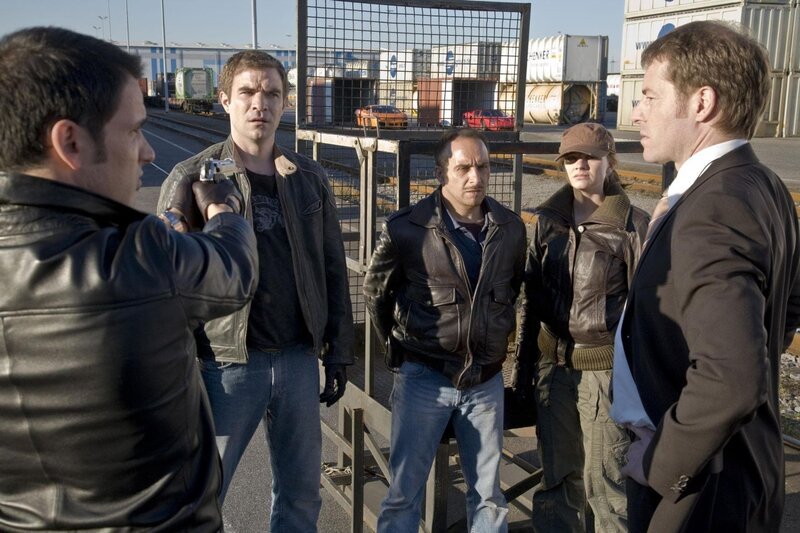 Dank Semir (Erdogan Atalay, Mi.) fliegt Kays (Sascha Göpel, li.) falsches Spiel auf, denn Frank (Urs Fabian Winiger, 2.v.li.) und Lorenz (Oliver Sauer, re.) wurden von ihm getäuscht. Nun sind die Karten neu gemischt … (2.v.re. Anna Bertheau) – Bild: RTL /​ Guido Engels