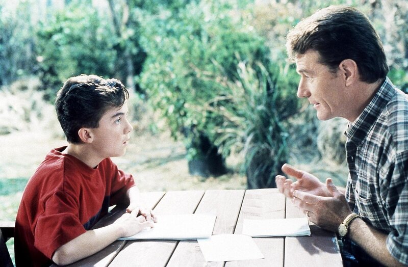 Hal (Bryan Cranston, re.) und Malcolm (Frankie Muniz) sprechen sich aus. – Bild: ORF (FS1/​FS2)