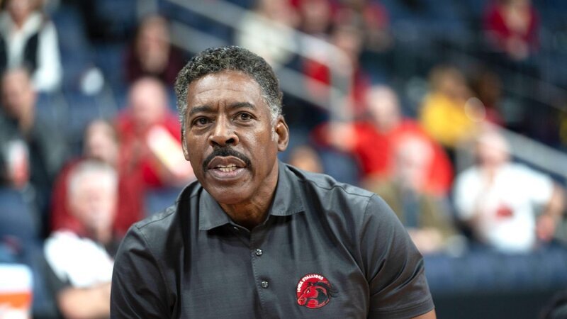 Coach Phil Perretti (Ernie Hudson) – Bild: Universal/Focus Features / ORF Coach Phil Perretti (Ernie Hudson) – Bild: Universal/Focus Features / ORF