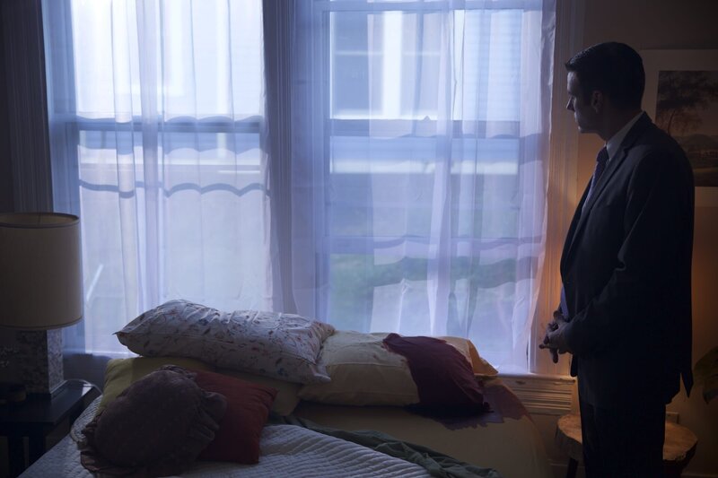 Auf der Suche nach dem Mörder: Eine kryptische Nachricht führt Lieutenant Joe Kenda und sein Ermittlerteam schließlich zu einem luxuriösen Apartment mit einem in Blut getränktem Kissen und einem Schrank voller tödlicher Geheimnisse. – Bild: Jupiter Entertainment