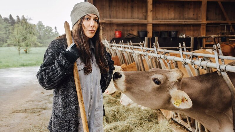 Frühling – Die verschwundenen Eltern Im Stalldienst: Simone Thomalla als Katja Baumann – Bild: SRF/​ZDF/​Hendrik Heiden