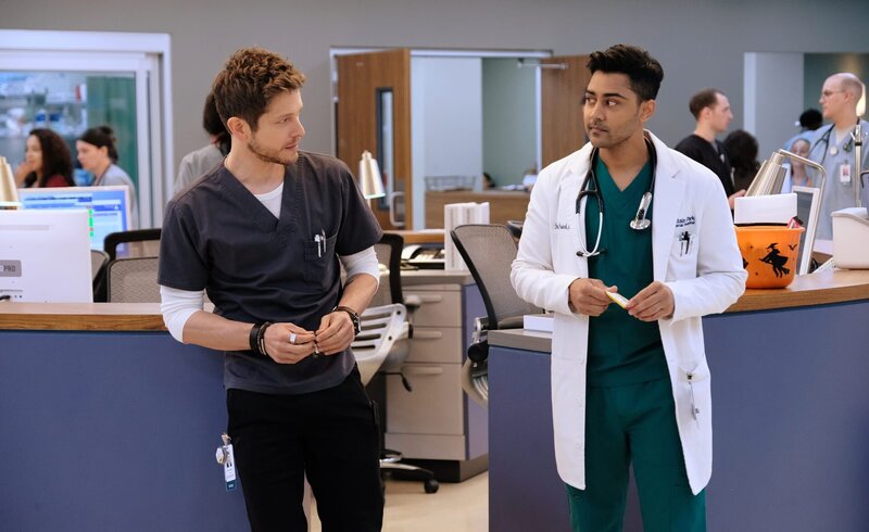 Dr. Conrad Hawkins (Matt Czuchry, l.); Dr. Devon Pravesh (Manish Dayal, r.) – Bild: 2018⁠–⁠2019 Twentieth Century Fox Film Corporation. All rights reserved. Lizenzbild frei
