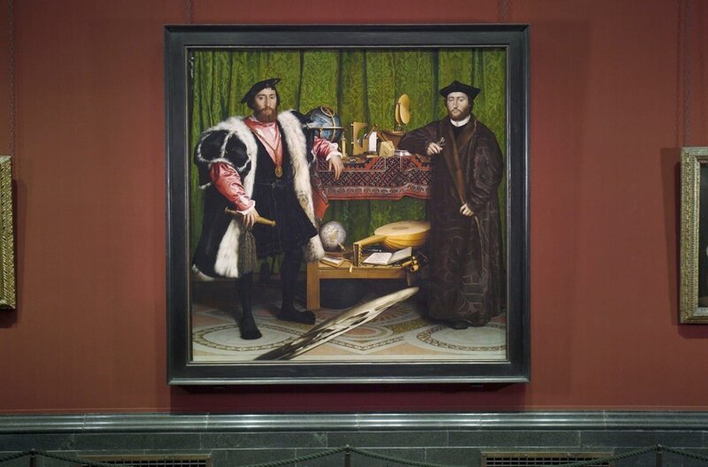 Kann ein Kunstwerk das Universum darstellen? Diese Frage stellte sich 1533 Hans Holbein der Jüngere und schuf ein großformatiges Gemälde mit beispielloser Bildsprache, das sich heute in London befindet: „Die Gesandten“. – Bild: National Gallery Global Ltd./​AKG