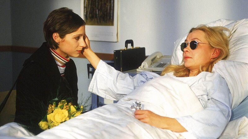 Bea (Sonia Farke, re.) erklärt Nina (Tine Worch), dass sie einen Gehirntumor hat, der auf den Sehnerv drückt und das sie deshalb nicht mehr sehen kann. – Bild: RTL