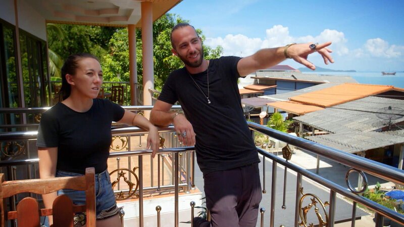 Ein junges Paar ist bereit, in die reiche Kultur von Koh Lanta einzutauchen. Der Hip-Hop-Künstler Robb und die Sprachtrainerin Jessica haben sich am Strand von San Diego kennengelernt und sind seit zwei Jahren zusammen. Bevor sie beschlossen, nach Thailand zu ziehen, lebten sie in einer Großstadt in China, träumten jedoch von einem ruhigeren Lifestyle. Die thailändische tropische Insel scheint der perfekte Kontrast zu ihrem Leben im hektischen China zu sein. Jetzt sind Robb, Jessica und ihre beiden Hunde auf der Suche nach einem gemütlichen Zuhause mit Meerblick und genügend Platz für ein Musikstudio. – Bild: HGTV