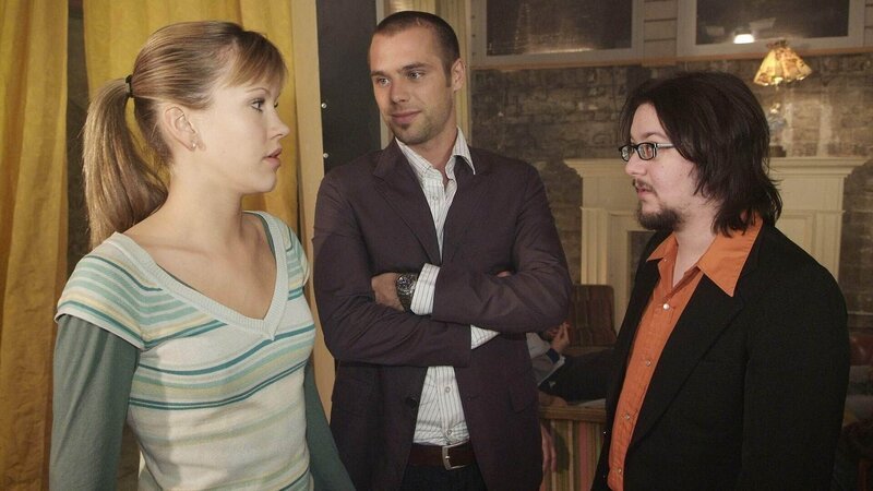 Widerwillig hat sich Alex (Wolke Hegenbarth, li.) von Niko (Sebastian Kroehner, re.) breitschlagen lassen, ihn zu seinem Date mit Nina zu begleiten. Und dann taucht zu allem Überfluss auch noch Kai (Ole Tillmann) auf, felsenfest davon überzeugt, dass Nina in Wirklichkeit hinter ihm her ist … – Bild: RTL /​ Guido Engels