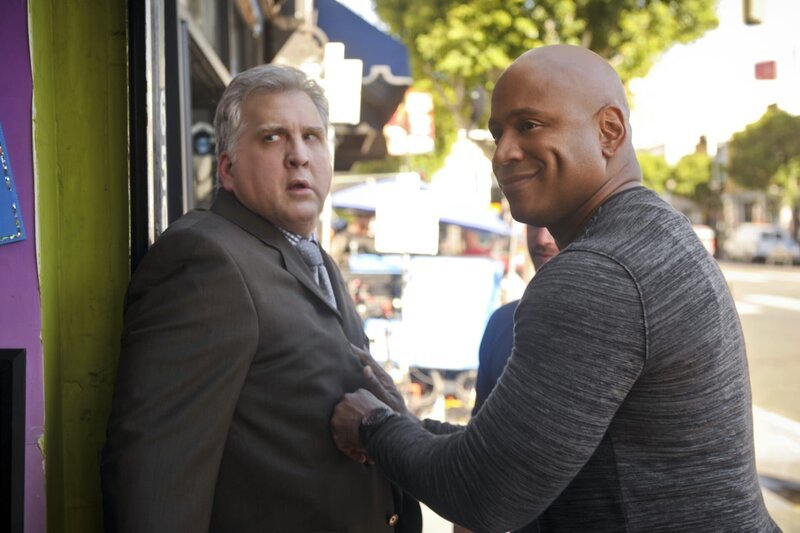 L-R: Paul Barnes (Daniel Roebuck) and Special Agent Sam Hanna (LL COOL J) – Bild: CBS Studios Inc.