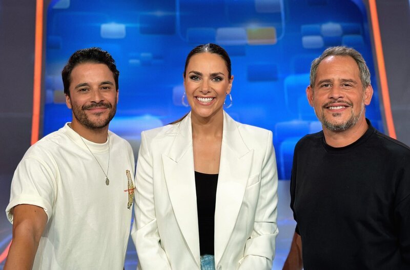 Moderatorin Esther Sedlaczek (M.) mit den Kandidaten des Teams „Hauptrolle“: Kostja Ullmann (l.) und Moritz Bleibtreu (r.) – Bild: SWR/​ARD/​ITV Studios
