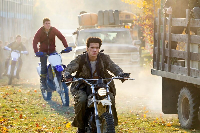 Der Kampf ums Überleben geht weiter: Hal (Drew Roy, vorne) … – Bild: Turner /​ TM & (C) TURNER NETWORK TELEVISION. A TIME WARNER CO. ALL RIGHTS RESERVED.