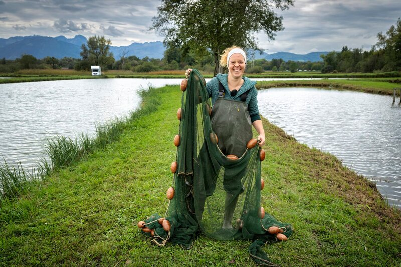 Melanie Müller vom Kreisfischereiverein Rosenheim. – Bild: Ralf Wilschewski /​ BR, Film Five GmbH /​ BR/​Film Five GmbH/​Ralf Wilschewski