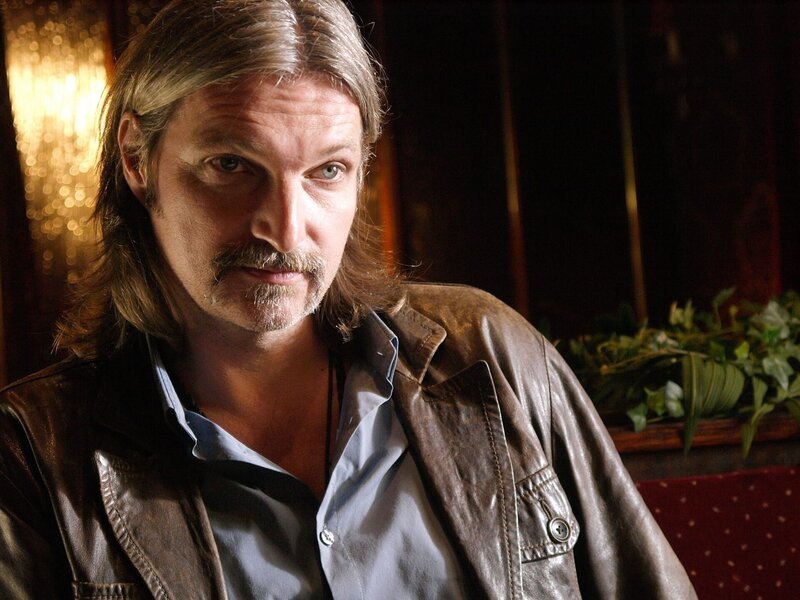 Stefan Jürgens (Carl Ribarski). – Bild: ORF/​SATEL-Film/​Miguel Dieterich