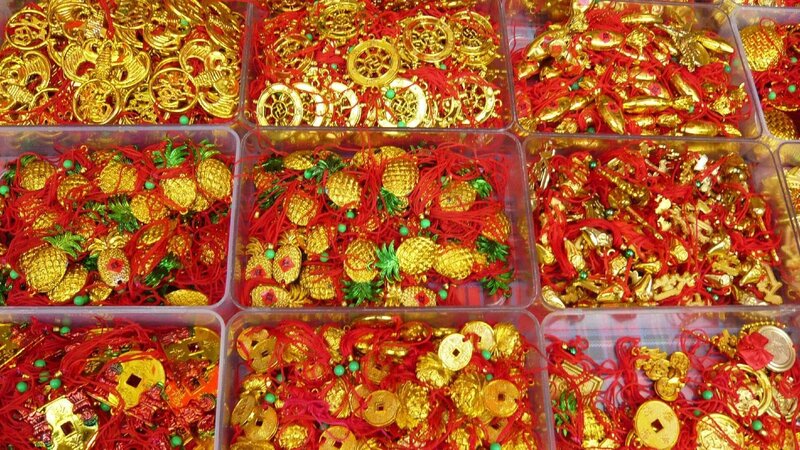 Chinesische Neujahrs-Dekoration – Bild: RTL /​ Pilot Film & Television Productions Ltd