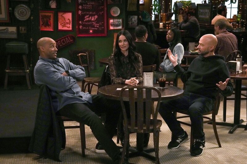(v.l.n.r.) Trey Taylor (Donald Faison); Julia Mariano (Abigail Spencer); Jim Kearney (Jon Cryer) – Bild: Chris Haston