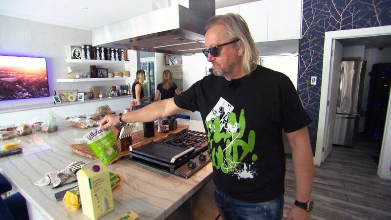 In Miami angekommen, wird erstmal das Frühstück zubereitet. Da dürfen Pancakes nicht fehlen! Leider hat niemand Internetempfang um online nach einem Rezept zu suchen … – Bild: RTL Zwei