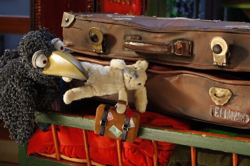 Rabe Rudi und der Koffer streiten um ein Kuschelhäschen. – Bild: ZDF/​Christiane Pausch