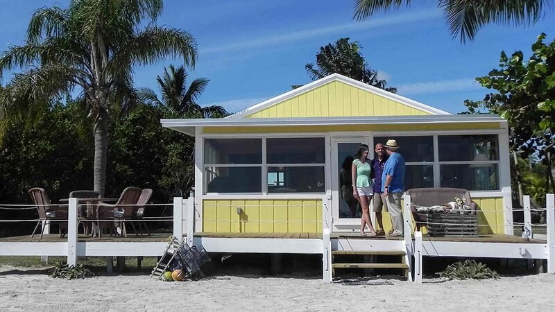 Realtor Everett Watkins talking to the homebuyers, Alex and Jamie Burgos in front of the first home. – Bild: Destination America /​ Discovery Communications