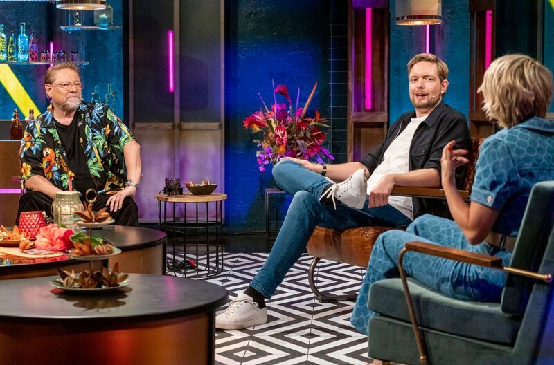 Die Moderatoren Sabine Heinrich und Jürgen von der Lippe (l) mit ihrem Gast Bastian Bielendorfer (M). – Bild: WDR/​Max Kohr
