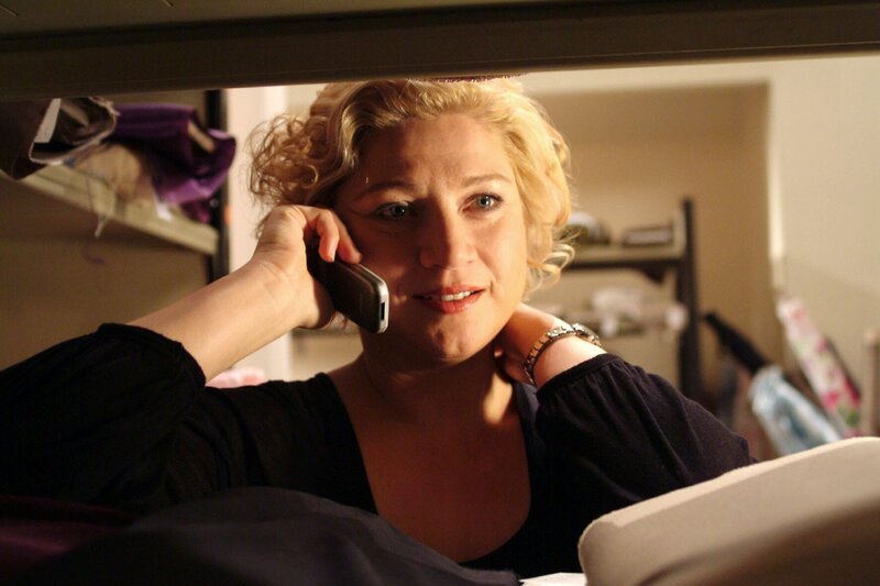 Agnes (Susanne Szell) hat Sehnsucht nach Boris und denkt daran, zu ihm zu ziehen. – Bild: SAT.1 /​ Monika Schürle Eigenproduktionsbild frei