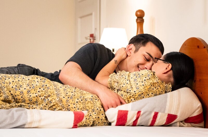 Lien (Nui Nguyen) und Leon (Joel Akgün) nehmen sich während des Brunner-Familienessens eine Auszeit im Fremdenzimmer. Weiteres Bildmaterial finden Sie unter www.br-foto.de. – Bild: BR/​Lena Semmelroggen