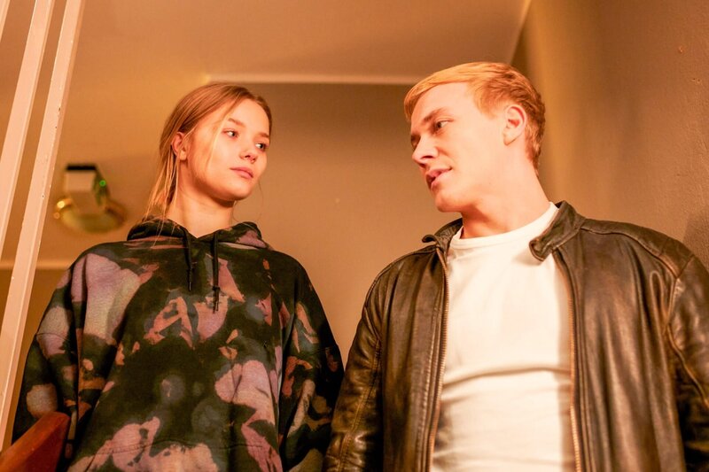 Tim Münzinger (Julius Nitschkoff) ist eine große Stütze für Vivi Klettmann (Julia Beautx). – Bild: ORF/​ZDF/​Walter Wehner