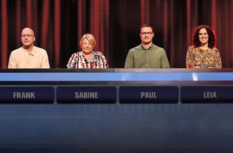 ARD GEFRAGT – GEJAGT FOLGE 912, „Alexander Bommes präsentiert beliebtes Quizformat“, am Montag (12.09.25) um 18:00 Uhr im ERSTEN. Aufzeichnung zum ARD-Quiz „Gefragt-Gejagt“  Die Kandidaten (v.l.n.r. am Panel): Frank Spehnkuch, Sabine Hückmann, Paul Skorloff, Leia Beck – Bild: ARD/​Uwe Ernst