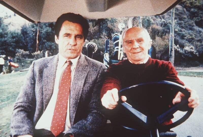 Weathers (Douglas Seale, r.) und Lieutenant Trask (Beau Starr, l.) handeln mit gestohlenen Sicherheitspässen. Ein lukratives Geschäft … – Bild: CBS Television