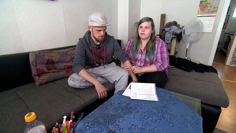 Für Jenny und Nico beginnt der Monat mit einem Großeinkauf. Doch kurz darauf folgt ein Streit. Auch mit Jennys Ausbildung läuft es nicht gut. Sie ist krankgeschrieben und geht daher momentan nicht zur Berufsschule. – Bild: RTLZWEI