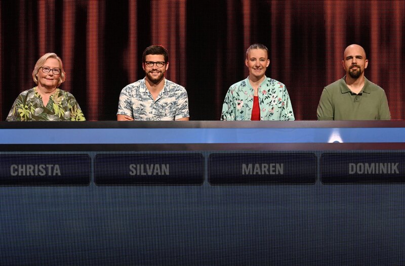 ARD GEFRAGT – GEJAGT FOLGE 903, „Alexander Bommes präsentiert beliebtes Quizformat“, am Montag um 18:00 Uhr im ERSTEN. Aufzeichnung zum ARD-Quiz „Gefragt-Gejagt“  Die Kandidaten (v.l.n.r. am Panel): Christa Bernitt, Silvan Gretener, Maren Griepentrog, Dominik Asef – Bild: ARD/​Uwe Ernst