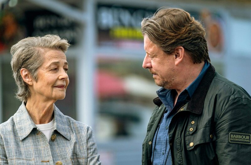 Rolf (Anders W. Berthelsen) bekommt bei den Ermittlungen Unterstützung von seiner ehemaligen Arbeitskollegin Claire (Charlotte Rampling). – Bild: Zentropa/​Klara Cvrckova