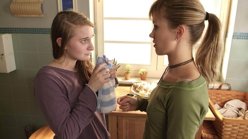 Alex (Wolke Hegenbarth, re.) ist sich sicher, dass ihr Bruder Basti eine Zufallsbekanntschaft geschwängert hat und will nun dafür sorgen, dass sich die junge Mutter Lara (Merle Wasmuth) und der Vater in spe wieder treffen. – Bild: RTL /​ Guido Engels