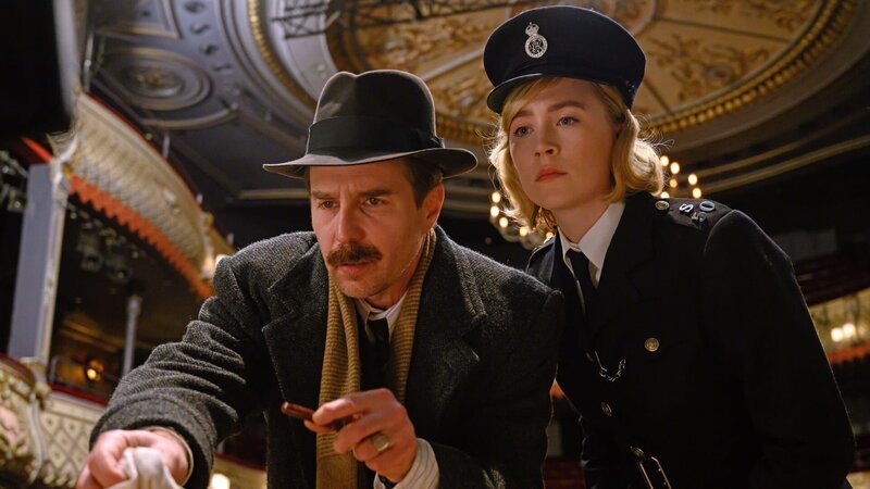 Inspektor Stoppard (Sam Rockwell) und seine eifrige Kollegin Constable Stalker (Saoirse Ronan) ermitteln.. – Bild: 20th Century Studios. Inspektor Stoppard (Sam Rockwell) und seine eifrige Kollegin Constable Stalker (Saoirse Ronan) ermitteln.. – Bild: 20th Century Studios.