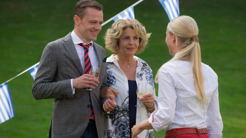 Frank, Abbeys Wahlkampfmanager, ist von Isabel sehr angetan. (v. li. n. re. Sven Waasner, Michaela May, Sarah-Kim Brandts) – Bild: port.hu