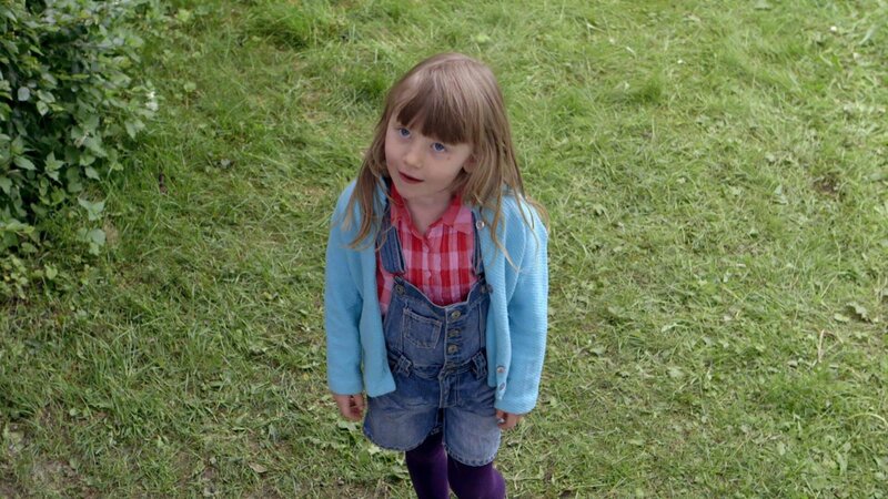 Elsa (Maya Anna Hansen Frølich) kommt nicht von alleine hoch. – Bild: KiKA/​NRK/​Christine Heitmann