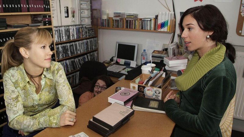 Niko (Sebastian Kroehnert, hi.) versteckt sich vor seiner Schwester (Anke Kortemeier, re.), die immer noch nicht weiss, dass er schon lange wieder in Köln lebt. Alex (Wolke Hegenbarth) macht sein Versteckspiel widerwillig mit. – Bild: RTL /​ Guido Engels