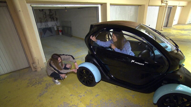 Shania crashed beim Anfahren an die Ladestation den Twizzy..; Shania crashed beim Anfahren an die Ladestation den Twizzy.. – Bild: RTLZWEI – Recht zum Abdruck/​Darstellung zeitlich/​sachlich beschränkt auf die Bewerbung der Sendung