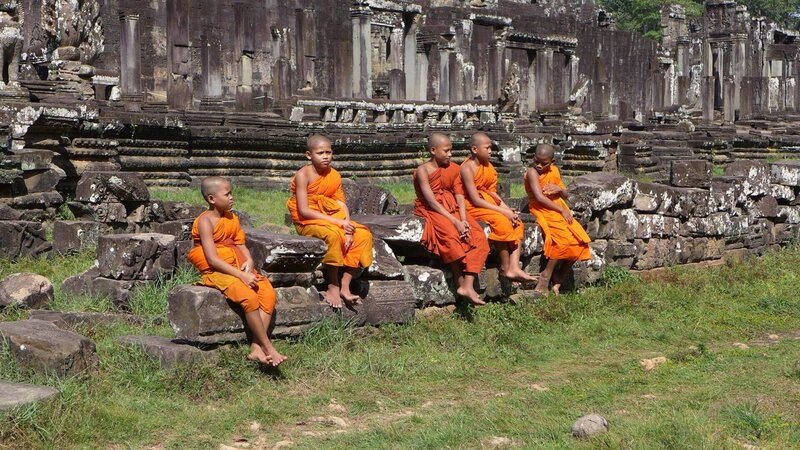 Die Tempel von Angkor Wat sind heute Pilgerstätte für buddhistische Mönche. – Bild: SRF/​ZDF/​Christiane von Boehm