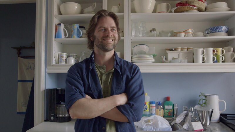 Elsas Vater (Jacob Krogvold) lacht über ihre Bemühungen. – Bild: KiKA/​NRK/​Christine Heitmann