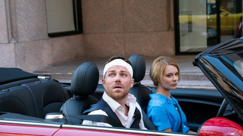 Zu zweit ratlos in Cabriolet: Nadja Bobyleva als Maggie Bradford, Bernhard Piesk als Chris Lennon – Bild: SRF/​ZDF/​Rick Friedman